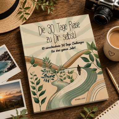 Buchcover mit dem Titel "Die 30 Tage Reise zu Dir selbst", umgeben von Natur und Fotografiezubehör.